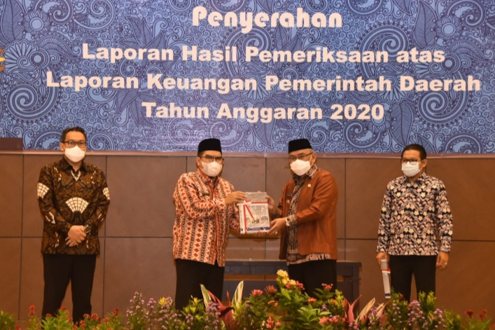 Wali Kota didampingi Ketua DPRD Depok saat menerima Predikat WTP yang ke 10 dari BPK Perwakilan Jawa Barat.