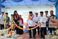 Penguntingan Pita dan Penandatanganan peresmian Kampung Berseri Astra (KBA) Auto2000 oleh Ibu Zuriaty selaku Human Capital & General Services  Div. Head Auto2000 (berkalung bunga sebelah kiri) dan Muhammad Idris selaku Walikota Depok. - Foto Auto2000