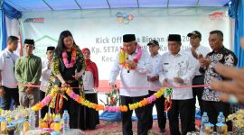 Penguntingan Pita dan Penandatanganan peresmian Kampung Berseri Astra (KBA) Auto2000 oleh Ibu Zuriaty selaku Human Capital & General Services  Div. Head Auto2000 (berkalung bunga sebelah kiri) dan Muhammad Idris selaku Walikota Depok. - Foto Auto2000