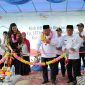 Penguntingan Pita dan Penandatanganan peresmian Kampung Berseri Astra (KBA) Auto2000 oleh Ibu Zuriaty selaku Human Capital & General Services  Div. Head Auto2000 (berkalung bunga sebelah kiri) dan Muhammad Idris selaku Walikota Depok. - Foto Auto2000