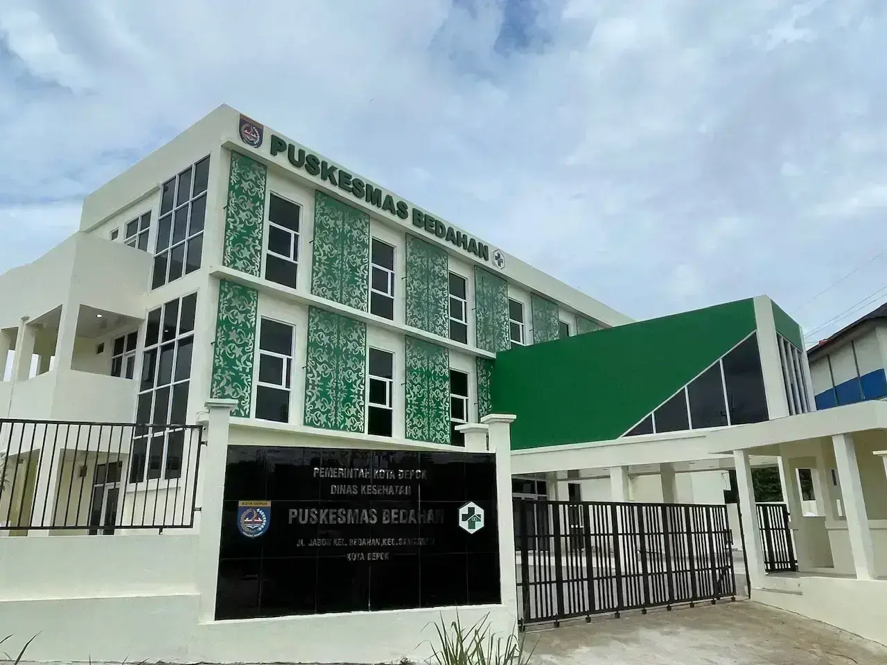 Gedung Puskesmas Bedahan. (Foto: Diskominfo)