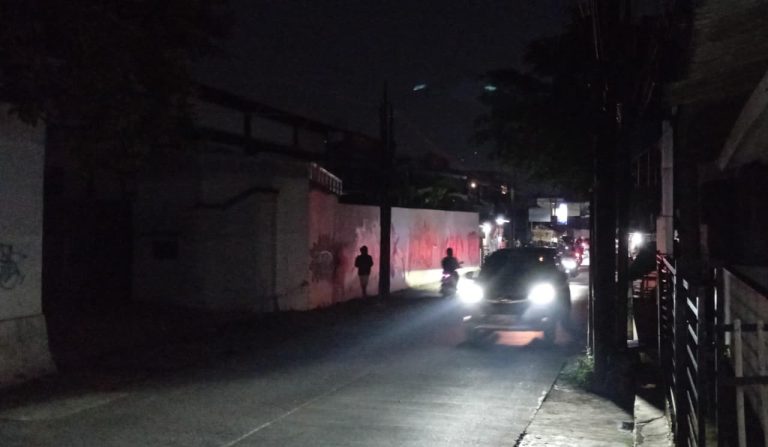 Lampu PJU Mati total selama berbulan-bulan di kawasan Radar Auri, Cimanggis, Depok. (Foto: Siaran Depok/Malik Sihite) 