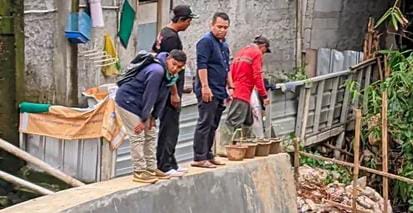 Proyek pembangunan turap jembatan di gang masjid Al-Ishlah, Cisalak, Sukmajaya, Kota Depok. (Foto: Siaran Depok/Malik Sihite) 