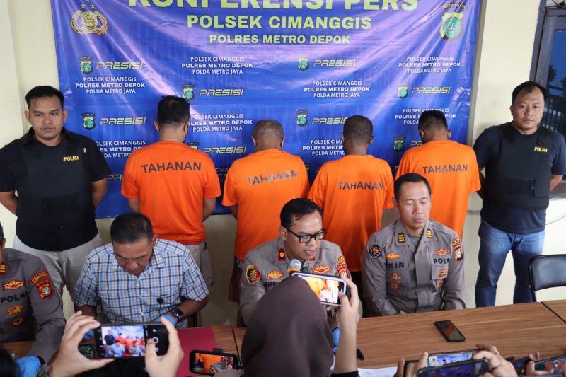 Kapolsek Cimanggis, Kompol Jupriono (tengah) bersama Kasi Humas Polres Metro Depok, AKP Made Budi (kanan), dalam konferensi pers di Mapolsek Cimanggis. (Foto: Humas Polres Metro Depok)