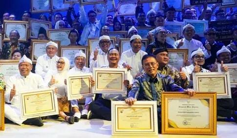 Wali Kota Depok, Supian Suri (ketiga dari kiri) dalam acara Drama Musikal Rahvayana: Kala Cinta di Jawa Barat. (Foto: Siaran Depok/@bangsupians). 