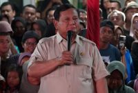 Presiden Prabowo Subianto saat menyambangi posko pengungsian korban bencana di Tapanuli Selatan, Sumatera Utara. (Foto: Tangkapan Layar YouTube Prabowo Subianto) 