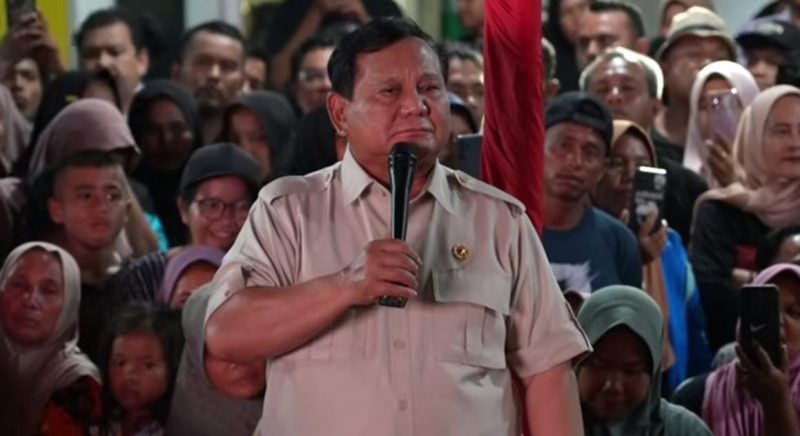 Presiden Prabowo Subianto saat menyambangi posko pengungsian korban bencana di Tapanuli Selatan, Sumatera Utara. (Foto: Tangkapan Layar YouTube Prabowo Subianto) 