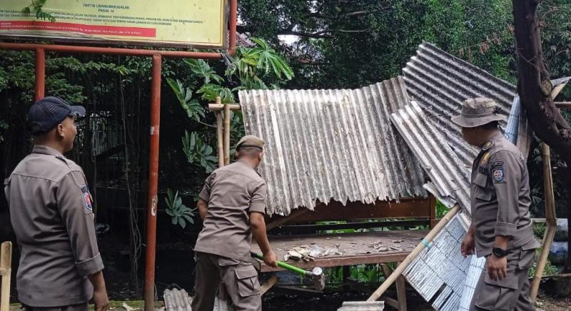 Petugas Satpol PP saat menertibkan PKL dan Bangunan Liar di kawasan Beji, Depok. (Foto: Siaran Depok/Malik Sihite) 