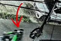 Tangkapan layar rekaman CCTV yang memperlihatkan aksi teror oleh dua pria misterius terhadap influencer Sherly Annavita. (Foto: Siaran Depok/@sherlyannavita) 