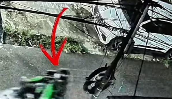 Tangkapan layar rekaman CCTV yang memperlihatkan aksi teror oleh dua pria misterius terhadap influencer Sherly Annavita. (Foto: Siaran Depok/@sherlyannavita) 