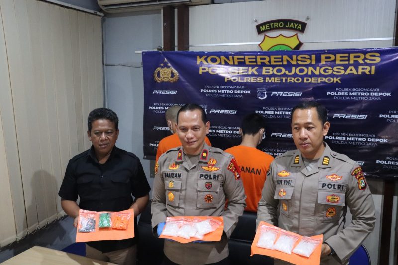 Kapolsek Bojongsari, Kompol Fauzan Thohari (tengah) bersama Kasi Humas Polres Metro Depok, AKP I Made Budi (kanan) dalam jumpa pers. (Foto: Siaran Depok/Humas Polres Metro Depok) 