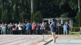Asisten Administrasi dan Umum pada Sekretariat Daerah (Setda) Kota Depok, Nina Suzana, saat memimpin apel Perdana di 2026. (Foto: Diskominfo Depok) 