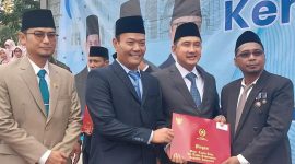 Wakil Wali Kota Depok, Chandra Rahmansyah, (kedua dari kanan) didampingi Kepala Kantor Kemenag Depok, Enjat Mujiat, (kedua dari kiri) menyerahkan tanda kehormatan Satyalancana Karya Satya dari Presiden Republik Indonesia pada Peringatan Hari Amal Bakti (HAB) ke-80 Kemenag. 
