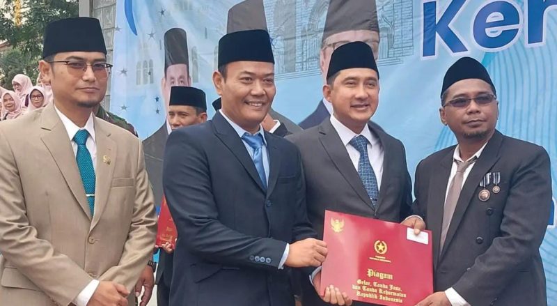 Wakil Wali Kota Depok, Chandra Rahmansyah, (kedua dari kanan) didampingi Kepala Kantor Kemenag Depok, Enjat Mujiat, (kedua dari kiri) menyerahkan tanda kehormatan Satyalancana Karya Satya dari Presiden Republik Indonesia pada Peringatan Hari Amal Bakti (HAB) ke-80 Kemenag. 