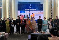 Anggota DPRD Depok, Binton Nadapdap (ke-enam dari kiri) saat menerima penghargaan Person of The Year 2025 HKBP). (Foto: Dok Narasumber) 