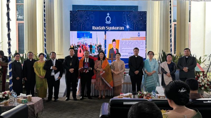 Anggota DPRD Depok, Binton Nadapdap (ke-enam dari kiri) saat menerima penghargaan Person of The Year 2025 HKBP). (Foto: Dok Narasumber) 