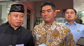 Wali Kota Depok, Supian Suri (kiri) bersama Rektor UI, Heri Hermansyah (tengah) dan Wakil Wali Kota Depok, Chandra Rahmansyah (kanan) saat ditemui di Balai Kota Depok, Kamis (8/1/2026). (Foto: Siaran Depok/Malik Sihite) 