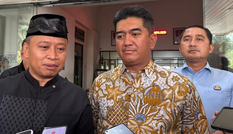 Wali Kota Depok, Supian Suri (kiri) bersama Rektor UI, Heri Hermansyah (tengah) dan Wakil Wali Kota Depok, Chandra Rahmansyah (kanan) saat ditemui di Balai Kota Depok, Kamis (8/1/2026). (Foto: Siaran Depok/Malik Sihite) 