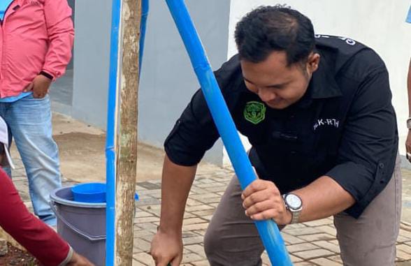 Kabid TLK DLHK Depok, Tri Sakti Anggoro, saat menanam bibit pohon tabebuya di Lapangan Mini Soccer, Mekarsari, Cimanggis, Kota Depok. (Foto: Siaran Depok/DLHK Depok). 