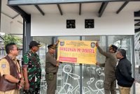 Petugas Satpol PP Depok saat melakukan penyegelan bangunan Koat Kafe di Jalan Siliwangi, Kota Depok. (Foto: Siaran Depok/Ist)