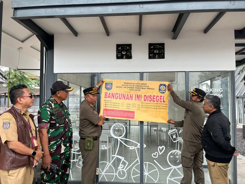 Petugas Satpol PP Depok saat melakukan penyegelan bangunan Koat Kafe di Jalan Siliwangi, Kota Depok. (Foto: Siaran Depok/Ist)