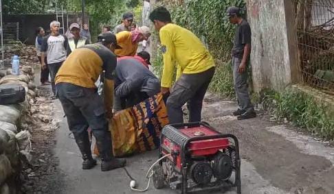 Perbaikan jalan amblas di Jalan Manggis RT 01/RW 13, Kelurahan Rangkapan Jaya Baru, Kecamatan Pancoran Mas, Depok. (Foto: Diskominfo Depok) 