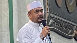 Ketua Fraksi Gerindra DPRD Kota Depok, Edi Masturo, saat sosialisasi dalam kegiatan Subuh Gabungan RADELO (Rawa Denok-Pulo), di Masjid An-nur, Pancoran Mas, Minggu (18/1/2026). (Foto: Dok Narasumber) 