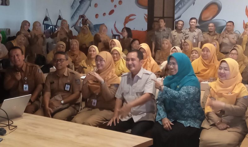 Sesi foto bersama acara Lepas Sambut Kepala dan Sekretaris Dinas Kesehatan (Dinkes) Kota Depok, di RM Ikan Bakar 1000 Pulau, Pancoran Mas, Depok, Senin (19/1/2026). (Foto: Siaran Depok/Malik Sihite) 