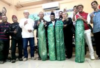 Anggota DPRD Kota Depok, Qonita Lutfiyah saat menyerahkan bantuan karpet ke MT Balai Wartawan Depok. (Foto: Dok Narasumber) 