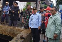 Wali Kota Depok, Supian Suri (tengah, berbaju biru) saat meninjau lokasi longsor di Perumahan Villa Pertiwi RW 15, Kelurahan Sukamaju, Kecamatan Cilodong. (Foto: Siaran Depok/Malik Sihite) 