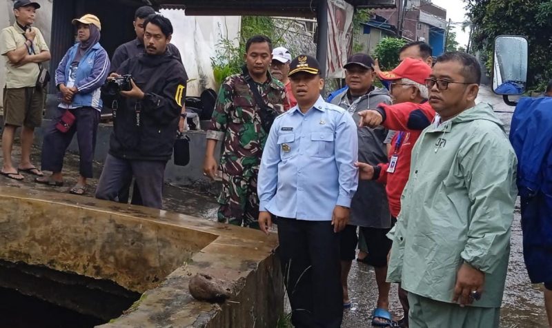 Wali Kota Depok, Supian Suri (tengah, berbaju biru) saat meninjau lokasi longsor di Perumahan Villa Pertiwi RW 15, Kelurahan Sukamaju, Kecamatan Cilodong. (Foto: Siaran Depok/Malik Sihite) 