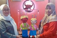 Wakil Ketua DPRD Kota Depok dari Fraksi PDI Perjuangan, Yuni Indriany, menerima kunjungan pelaku Usaha Mikro, Kecil, dan Menengah (UMKM) kreatif ondel-ondel asal Pondok Terong, Kecamatan Cipayung, di ruang kerjanya, Kamis (22/01/26). (Foto: Dok Narasumber)