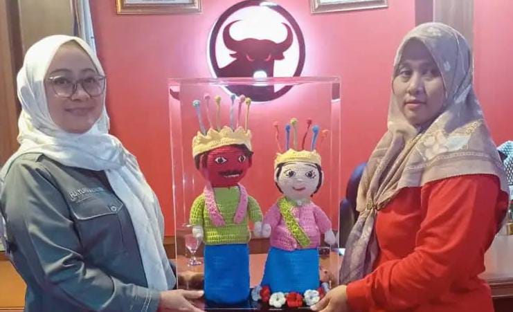 Wakil Ketua DPRD Kota Depok dari Fraksi PDI Perjuangan, Yuni Indriany, menerima kunjungan pelaku Usaha Mikro, Kecil, dan Menengah (UMKM) kreatif ondel-ondel asal Pondok Terong, Kecamatan Cipayung, di ruang kerjanya, Kamis (22/01/26). (Foto: Dok Narasumber)