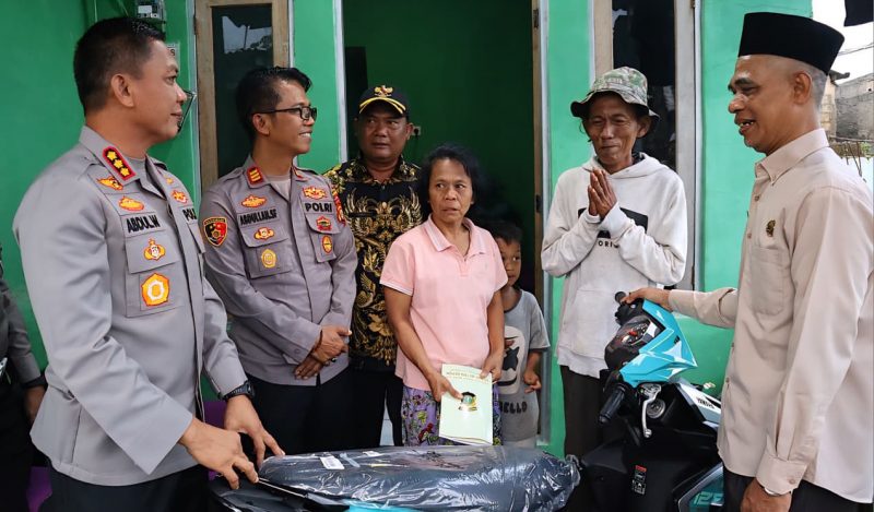 Kapolres Metro Depok, Kombes Pol Abdul Waras (pertama dari kiri) saat menyerahkan satu unit motor kepada Sudrajat (50) di kediamannya di Kecamatan Bojonggede, Kabupaten Bogor, Selasa (27/1/2026). (Foto: Humas Polres Depok). 