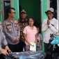 Kapolres Metro Depok, Kombes Pol Abdul Waras (pertama dari kiri) saat menyerahkan satu unit motor kepada Sudrajat (50) di kediamannya di Kecamatan Bojonggede, Kabupaten Bogor, Selasa (27/1/2026). (Foto: Humas Polres Depok). 