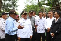 Wali Kota Depok, Supian Suri (tengah) saat meninjau lahan fasos-fasum di Kelurahan Meruyung, Kecamatan Limo, Kota Depok. (Foto: Ist) 