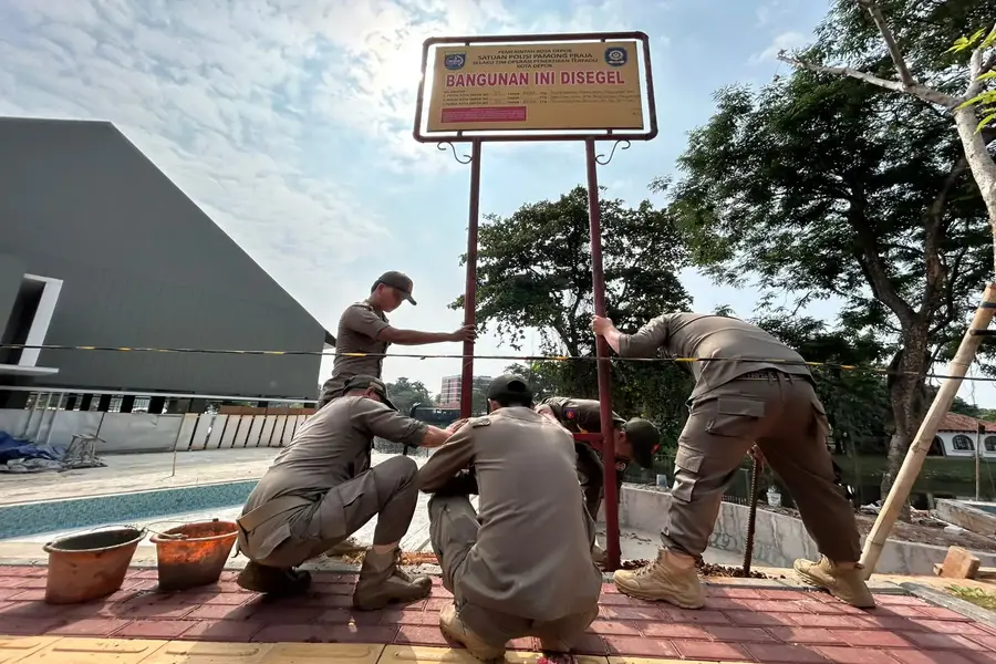 Satpol PP Kota Depok bersama DPMPTSP menyegel bangunan kolam renang beserta fasilitas pendukung di kawasan Perumahan Shila at Sawangan, Kecamatan Bojongsari, Jumat (24/07/26) pagi. (Foto: Diskominfo Depok).