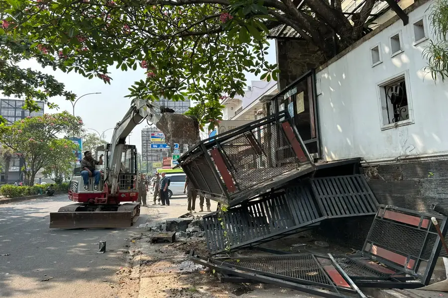 Bangunan liar ditertibkan di Jalan Boulevard Esmeralda Golf, Kelurahan Tapos, Kecamatan Tapos, Kamis (23/07/26). (Foto: Diskominfo Depok).