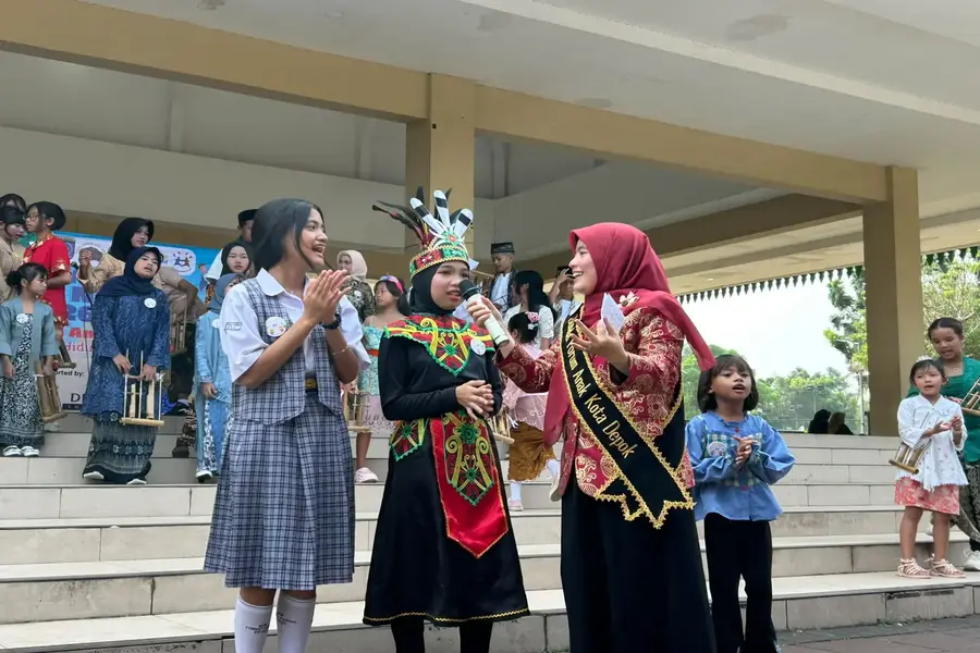 Bunda Forum Anak Kota Depok, Cing Ikah berbicara santai dengan anak-anak dalam ajang Talkshow dan Festival Kreasi Anak, dalam rangka memperingati Hari Anak Nasional Tingkat Kota Depok, di Alun-alun Timur, Grand Depok City (GDC), Minggu (19/07/26). (Foto: Diskominfo Depok).