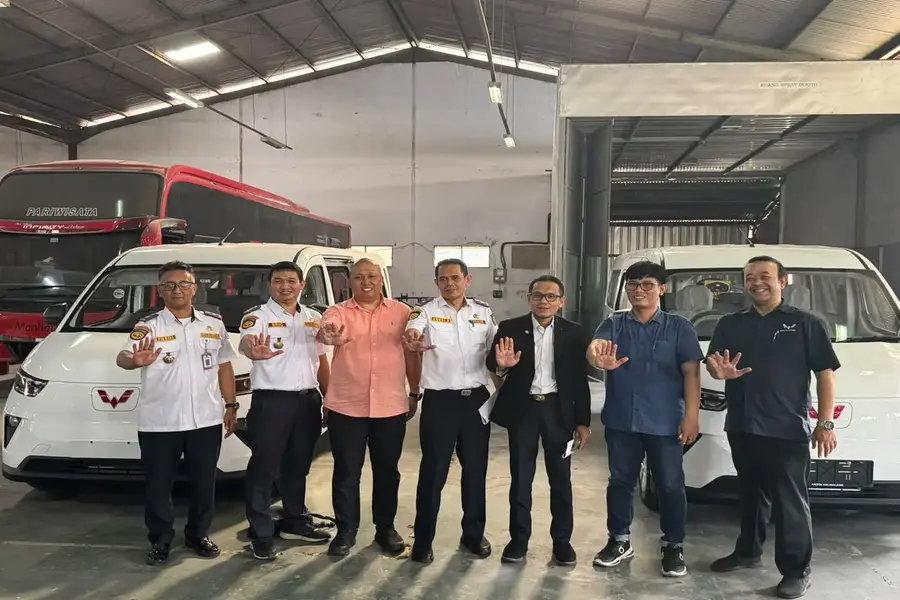 Pelaksana Tugas (Plt) Kepala Dishub Kota Depok, Aan Syurahman (ketiga kiri) memantau kesiapan operasional angkutan kota (angkot) listrik pengganti trayek D10A melalui pengecekan langsung di lokasi karoseri, Kamis (16/07/26). (Foto: Diskominfo Depok)
