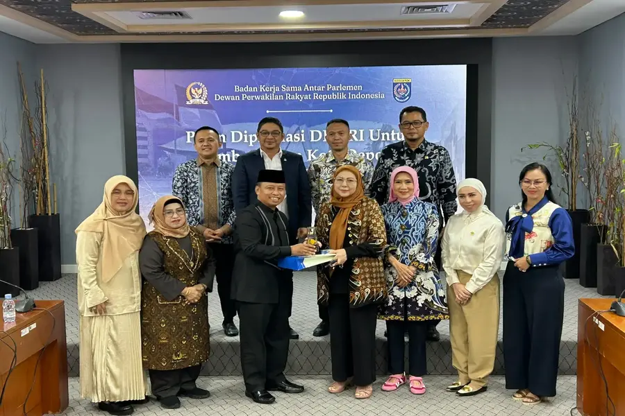 Wali Kota Depok, Supian Suri memberikan cinderamata kepada perwakilan BKSAP DPR RI di Aula Edelweis lantai 5 Balai Kota, Kamis (16/07/26). (Foto: Diskominfo)