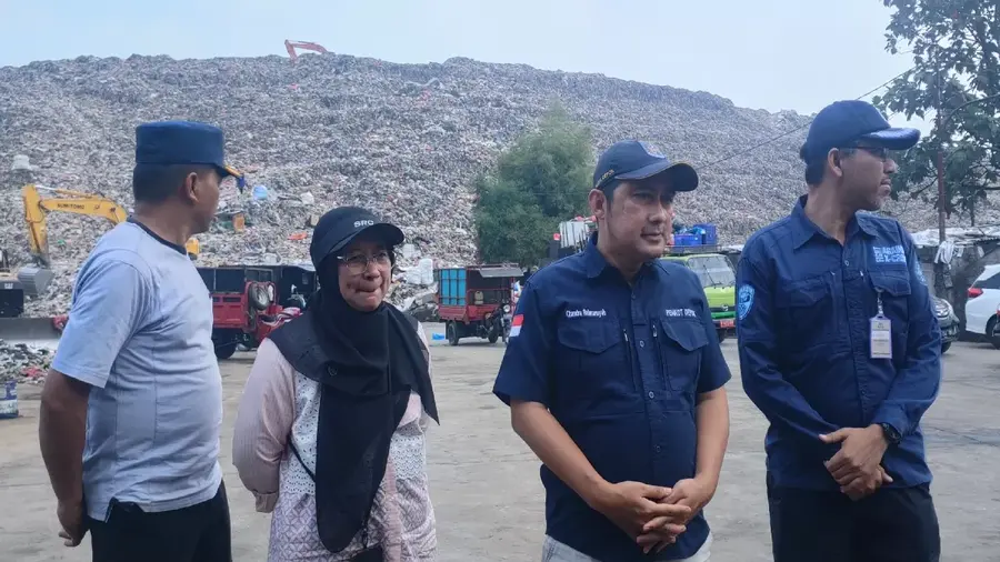 Kedua Dari kanan, Wakil Wali Kota Depok, Chandra Rahmansyah saat kunjungi TPA Cipayung Jumat 17 Juli 2026. (Foto: Radar Update)