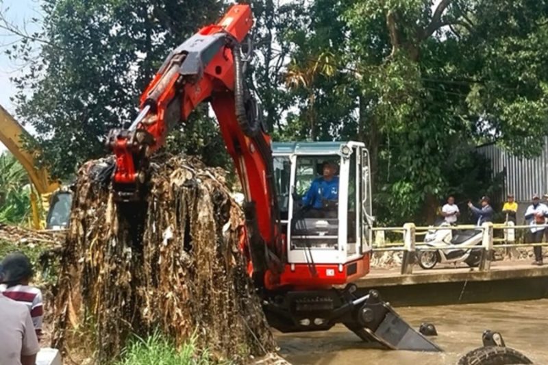 Alat berat diterjunkan untuk melakukan proses pengerukan sampah di Kali Pesanggrahan. (Sumber foto: Jurnal Depok)