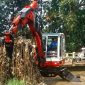 Alat berat diterjunkan untuk melakukan proses pengerukan sampah di Kali Pesanggrahan. (Sumber foto: Jurnal Depok)