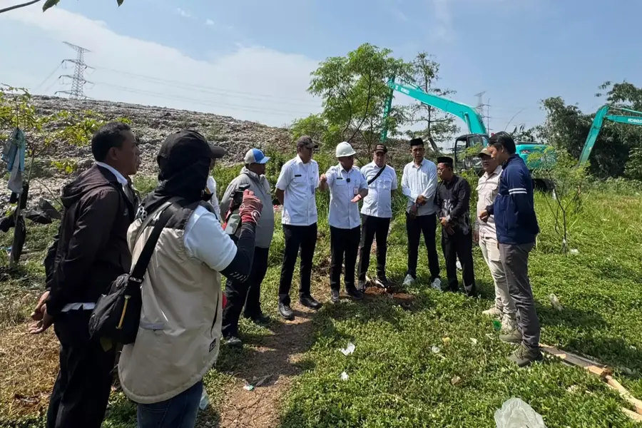 Kepala Dinas Pekerjaan Umum dan Penataan Ruang (DPUPR) Kota Depok, Yodi Joko Bintoro, memantau langsung lokasi normalisasi Kali Pesanggrahan, Rabu (22/07/26). (Foto: DPUPR Depok)