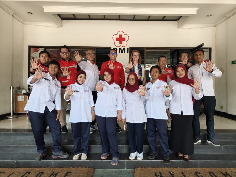 Foto bersama Akademisi Umeå University Swedia dengan Relawan, Staf dan Pengurus PMI Jakarta Utara 