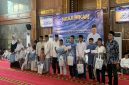 Momen ketika Wali Kota Depok, Supian Suri dan Sekretaris Daerah (Sekda) Depok, Mangnguluang Mansur berfoto bersama anak yatim usai menyerahkan santunan di Masjid Baitul Kamal Depok, (Foto: Siaran Depok)