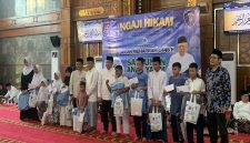 Momen ketika Wali Kota Depok, Supian Suri dan Sekretaris Daerah (Sekda) Depok, Mangnguluang Mansur berfoto bersama anak yatim usai menyerahkan santunan di Masjid Baitul Kamal Depok, (Foto: Siaran Depok)