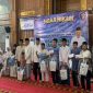 Momen ketika Wali Kota Depok, Supian Suri dan Sekretaris Daerah (Sekda) Depok, Mangnguluang Mansur berfoto bersama anak yatim usai menyerahkan santunan di Masjid Baitul Kamal Depok, (Foto: Siaran Depok)