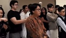 Akademisi dan pengamat kebijakan publik, Achmad Nur Rafi (Tengah, batik cokelat). (Sumber foto: Dokumentasi Narasumber)